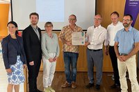 Umweltminister Stengele (Mitte) zeichnet die Diakoniestiftung Weimar Bad Lobenstein als bundesweit ersten Wohlfahrtsverband für ein ganzheitliches Energiemanagement ein.