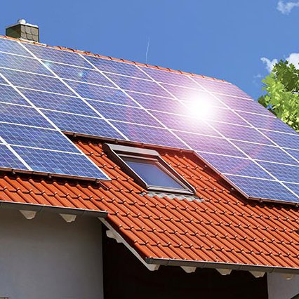 PV-Anlage auf Einfamilienhaus Sonne scheint auf das Dach eines Einfamilienhauses mit Solaranlage