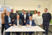 Gruppenbild bei der Vertragsunterzeichnung für ein Energie-Contracting im Landkreis Unstrut-Hainich mit Akteuren des Landratsamts, der Deutschen Energieagentur dena, der Thüringer Energieagentur THEGA und des Energiedienstleisters ENGIE Deutschland
