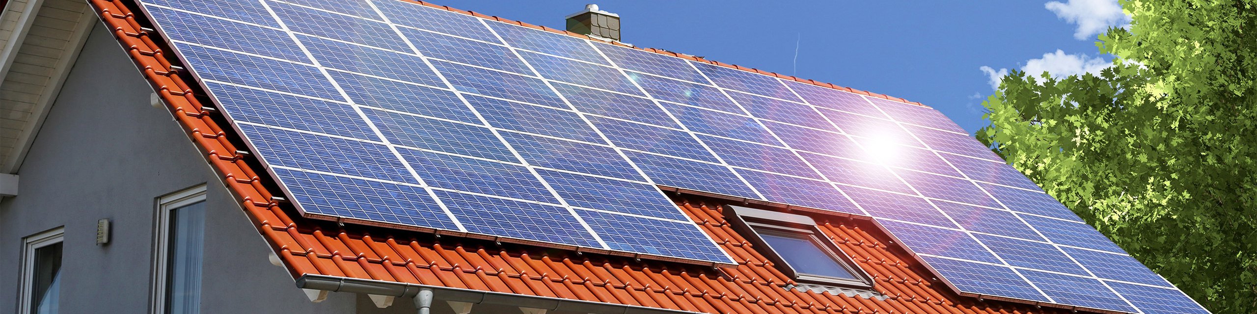 Sonne scheint auf die Solaranlage auf dem Dach eines Einfamilienhauses