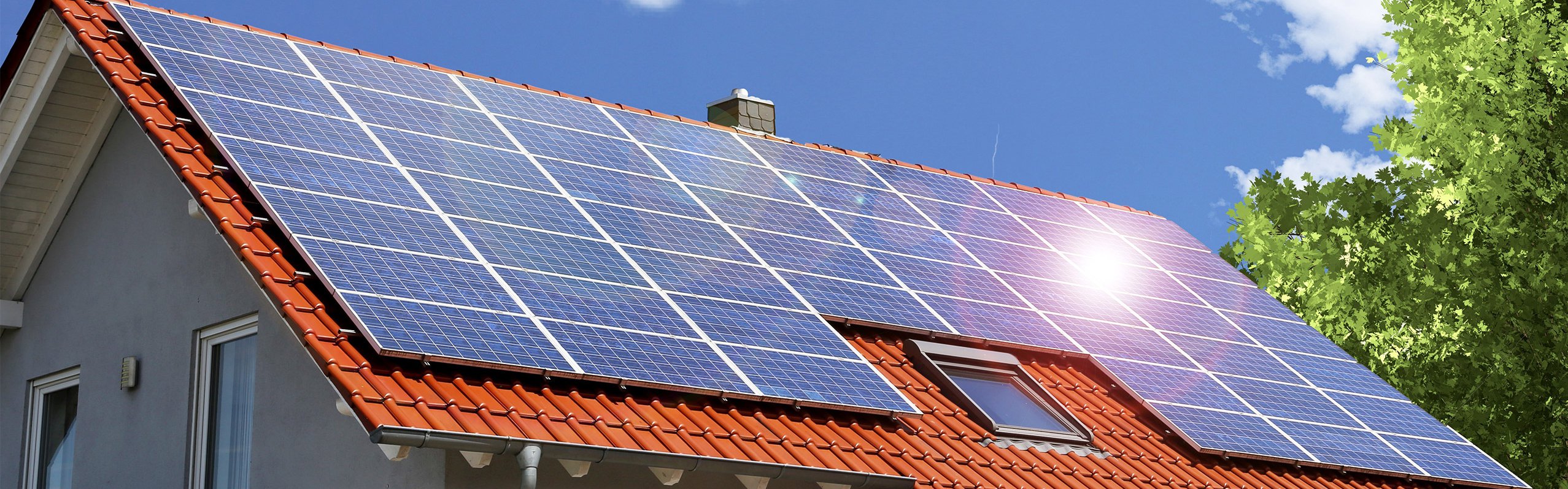 Sonne scheint auf die Solaranlage auf dem Dach eines Einfamilienhauses