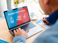 Ein Mann schaut in seinen Laptop und sieht die Übersicht der Feierabendtalks