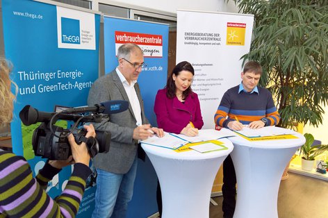 Die Beratungsangebote der Verbraucherzentrale Thüringen sind dank einer Kooperation mit der ThEGA und dem Umweltministerium seit 2019 kostenfrei. So konnten allein 2019 über 180 Millionen Kilowattstunden Energie und 65.000 Tonnen CO2 eingespart werden