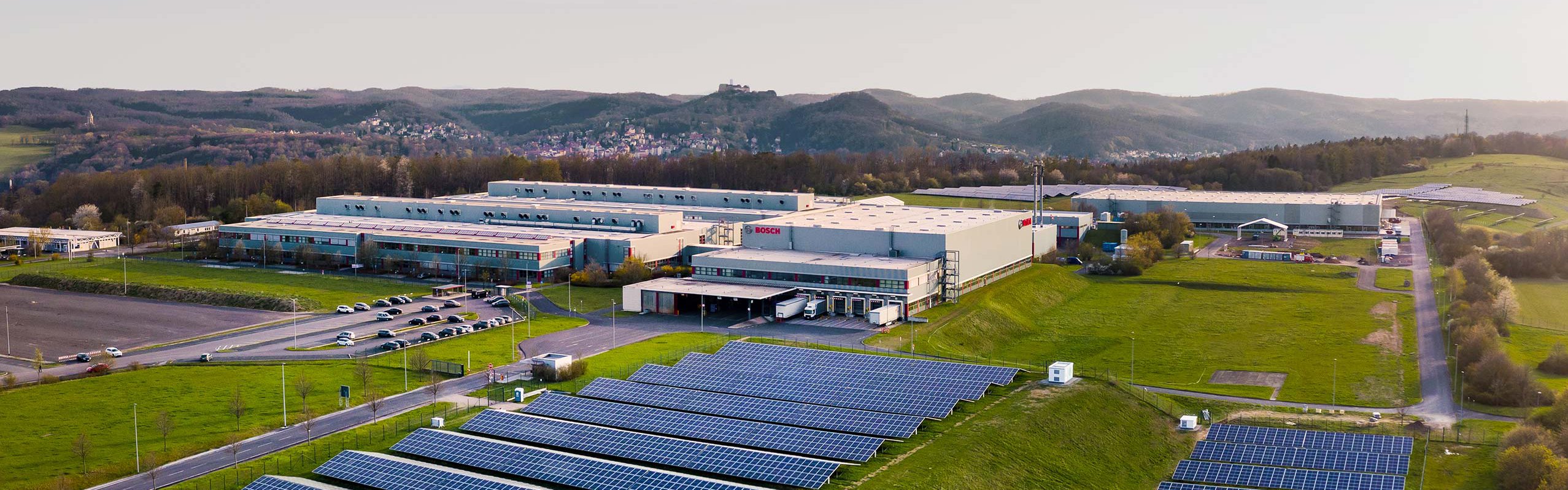 Boschwerk bei Eisenach mit Solaranlage im Vordergrund und Wartburg