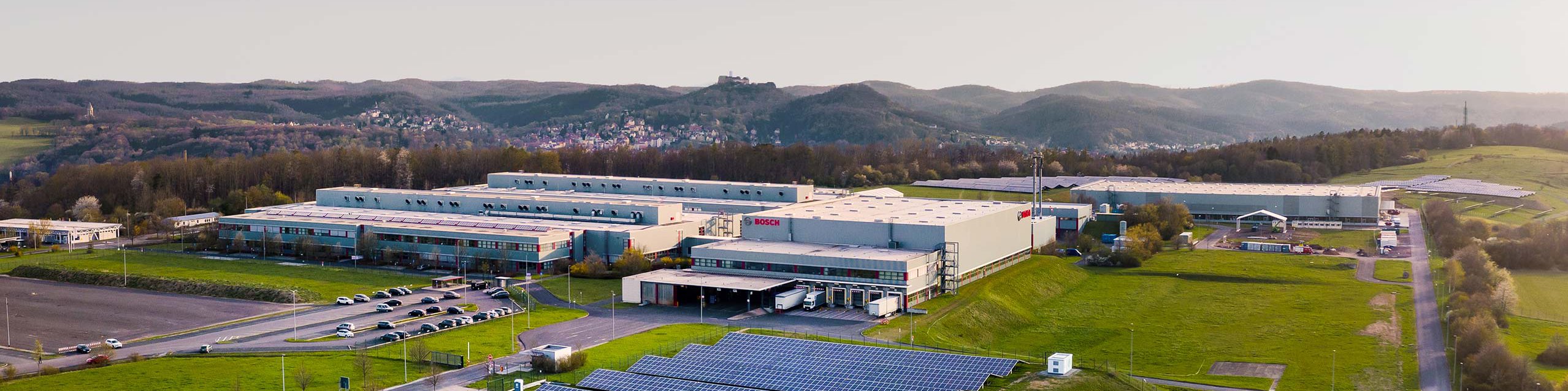 Boschwerk bei Eisenach mit Solaranlage im Vordergrund und Wartburg