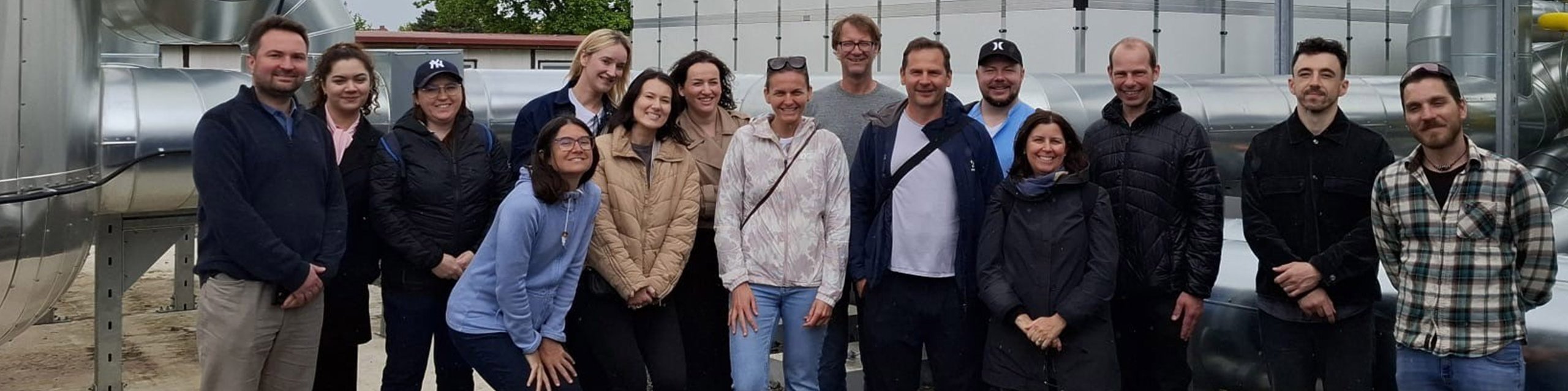 Gruppenbild des europäischen Heat35-Projektes vor der Heizzentrale in Ohrdruf