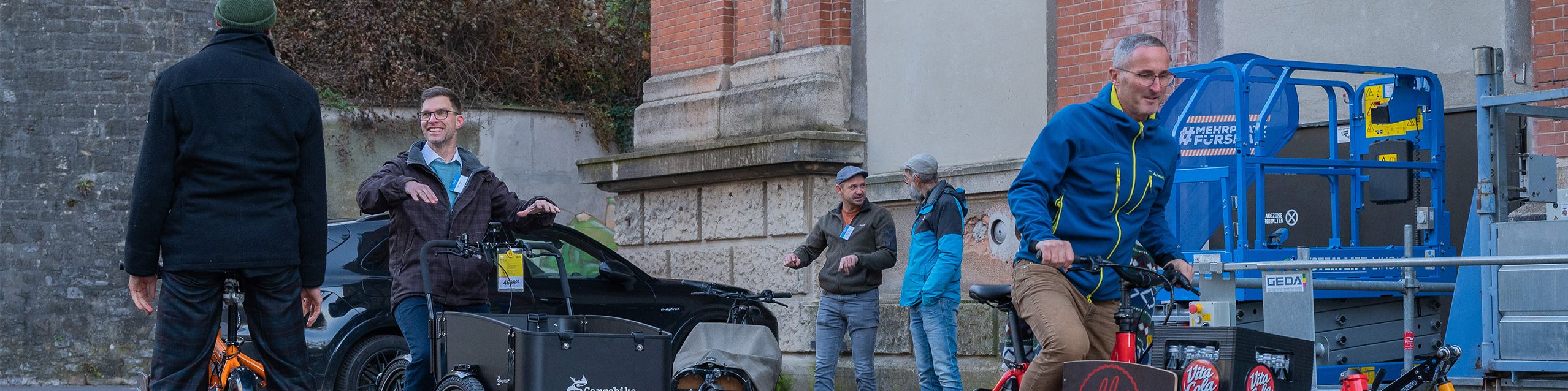 Thüringer E-Lotsen testen auf dem Netzwerktreffen Lastenräder und Elektrautos