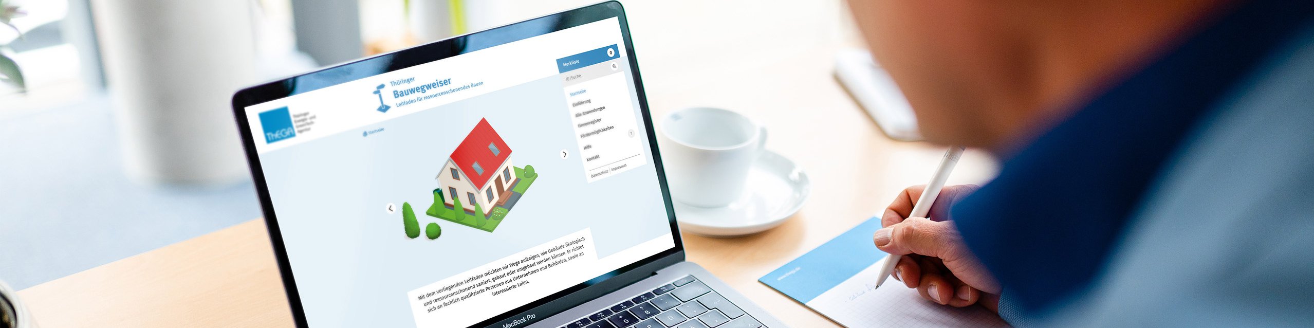 Online-Energieberatung am Laptop Mann nutzt Online-Energieberatung auf einem Laptop