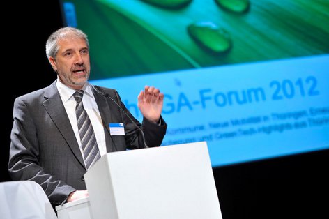 2012 laden wir erstmals zum ThEGA-Forum ein. Bis heute hat sich der Kongress als Leitveranstaltung der Energiewende in Mitteldeutschland etabliert – und lockt jedes Jahr rund 350 Entscheider*innen nach Thüringen.