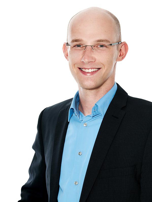 Nordhausens Klimaschutzmanager Johannes Götting lächelt auf einem Porträtfoto