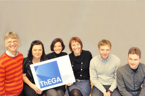 Im Herbst 2010 nimmt die ThEGA ihre Arbeit auf - mit sechs Mitarbeiter*innen und der Aufgabe, die Thüringer Aktivitäten in Sachen Energiesparen und Grünen Technologien zu koordinieren sowie deren Branchen zu vernetzen.