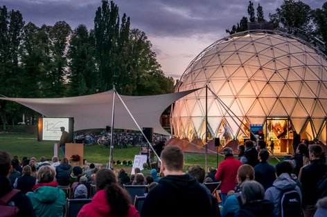 Vortrag des Wissenschaftsjournalisten Harald Lesch im Klima-Pavillon. Die ThEGA organisiert und betreut den mobilen Veranstaltungsort seit 2017. Über 75.000 Gäste haben den Pavillon auf seinen Stationen in Apolda, Weimar, Jena und Gera besucht. 2021 geht es nach Nordhausen.