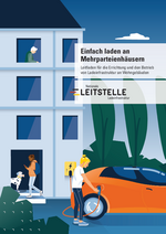 Einfach laden an Mehrparteienhäusern Cover des Leitfadens, es ist ein Mehrfamilienhaus mit Wallbox und E-Auto in gezeichneter Form zu sehen