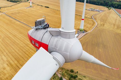 Im Oktober 2015 nimmt unsere Servicestelle Windenergie ihre Arbeit auf und setzt sich für einen Dialog aller Beteiligten ein. Bis heute hat die Servicestelle 220 Bürger und 160 Kommunen beraten und das Siegel Faire Windenergie an 48 Projektierer vergeben.