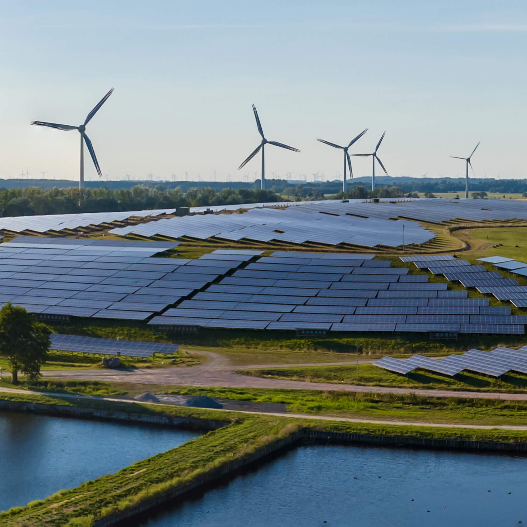 Windpark mit großer Freiflächen-PV und Seen