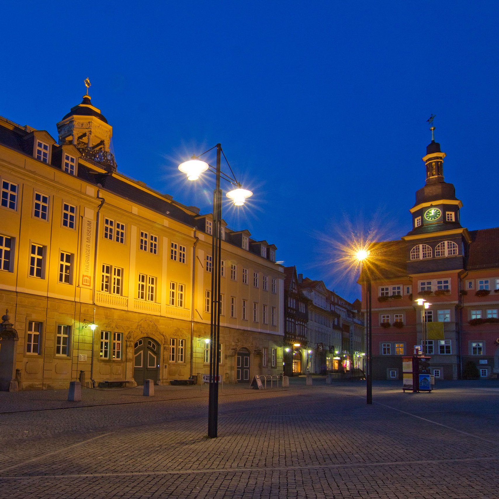 Straßenbeleuchtung vor dem Schloss in Eisenach