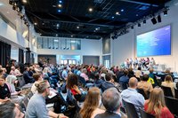 Teilnehmer der Thüringer-Energiekonferenz mit Bühne im Hintergrund