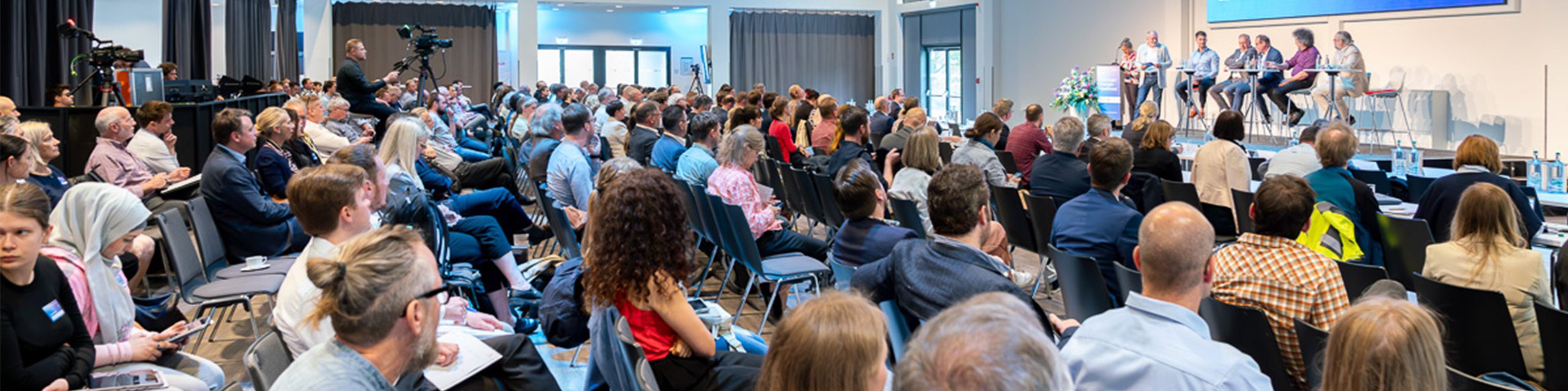 Thüringer Energiekonferenz Blick ins Publikum und auf die Bühne der Thüringer Energiekonferenz 2026