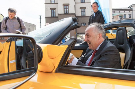 Beim 1. Elektromobilitätstag 2013 in Erfurt setzt sich der damalige Wirtschaftsminister Matthias Machnig selbst hinters Steuer. Bis heute bieten die ThEGA-Elektromobilitätstage in verschiedenen Thüringer Regionen Mobilität zum Anfassen und Ausprobieren.