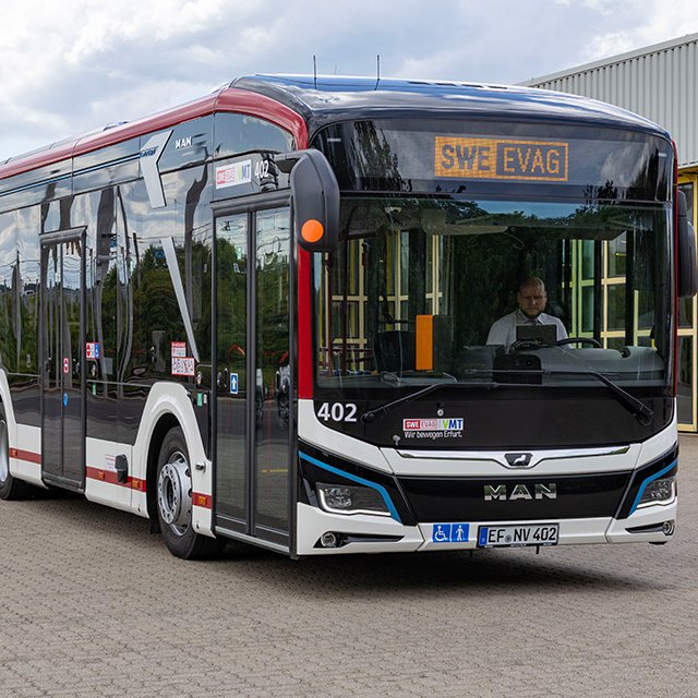 Ein Elektrobus der Erfurter Verkehrsbetriebe steht auf dem Betriebsgelände
