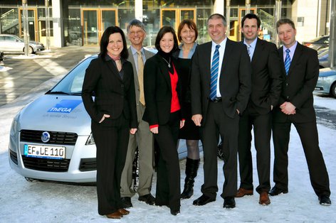 Im Februar 2011 ist der Chefsessel besetzt: Professor Dieter Sell (3. v. rechts) wird neuer Leiter der ThEGA und ist es bis heute. Der Wissenschaftler kommt aus Nordrhein-Westfalen nach Thüringen.