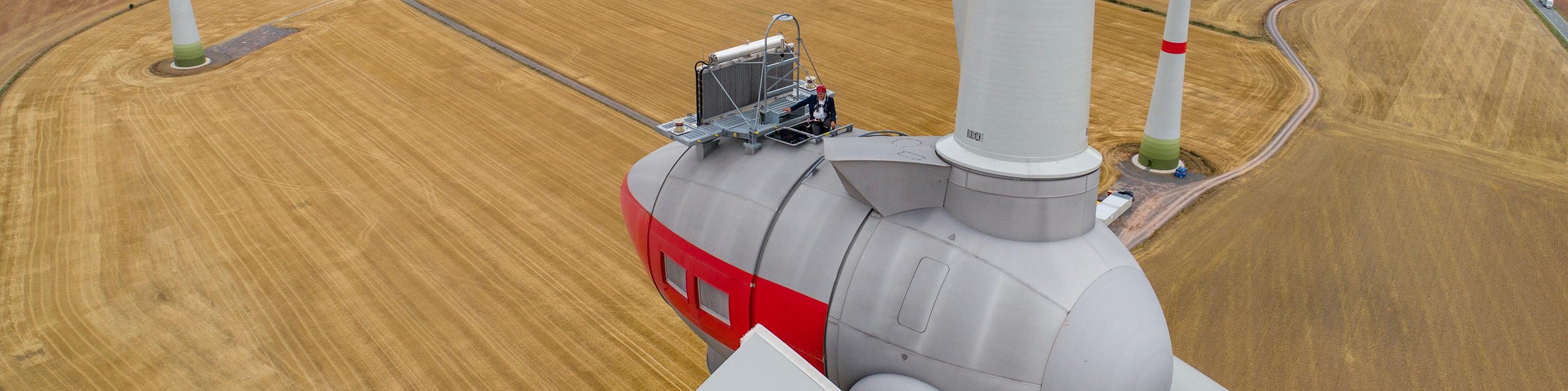 Windpark Nentzelsrode mit Nahaufnahme einer Turbine einer Windenergieanlage aus der Luft fotografiert