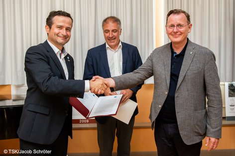 Wie lässt sich die Akzeptanz der Windenergie in Thüringen erhöhen? Auf dem ThEGA-Wertschöpfungsgipfel suchen Thüringer Kommunen, Unternehmen aus der Windbranche und die Landespolitik um Ministerpräsident Ramelow nach Antworten auf diese Frage.
