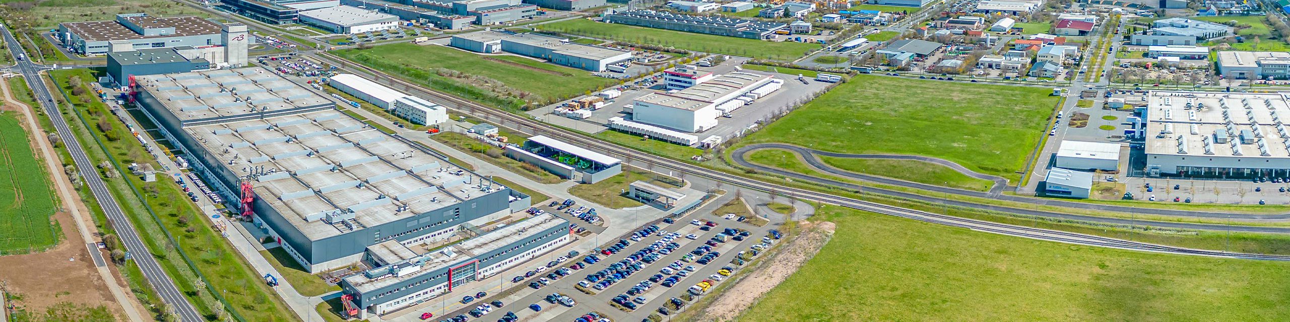 Blick von oben auf ein Gewerbegebiet mit vielen Unternehmen in Arnstadt