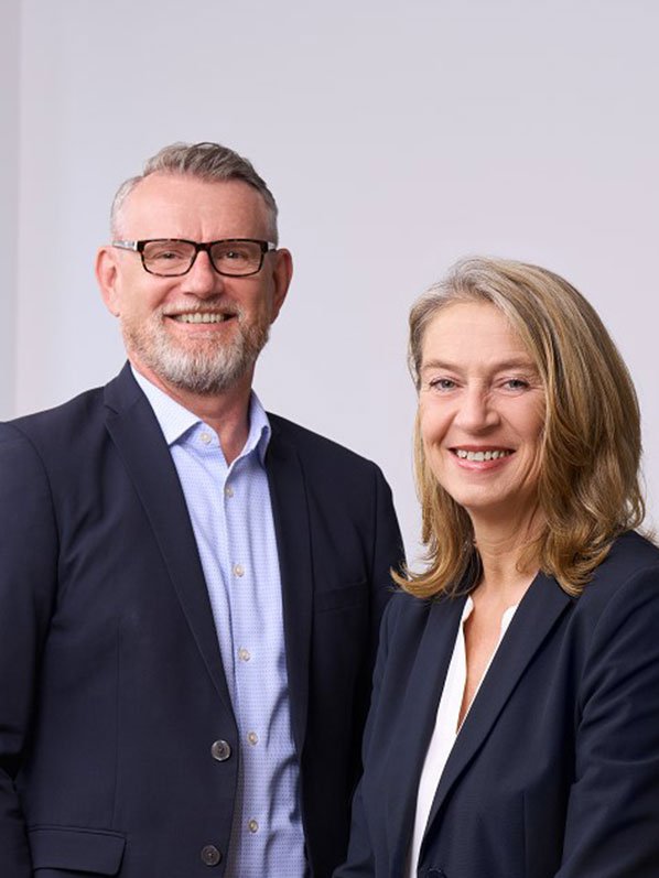 Die beiden Geschäftsführer der Stadtwerke Mühlhausen, Henning Weiß und Regina Gierse, stehen nebeneinander und lächeln in die Kamera.