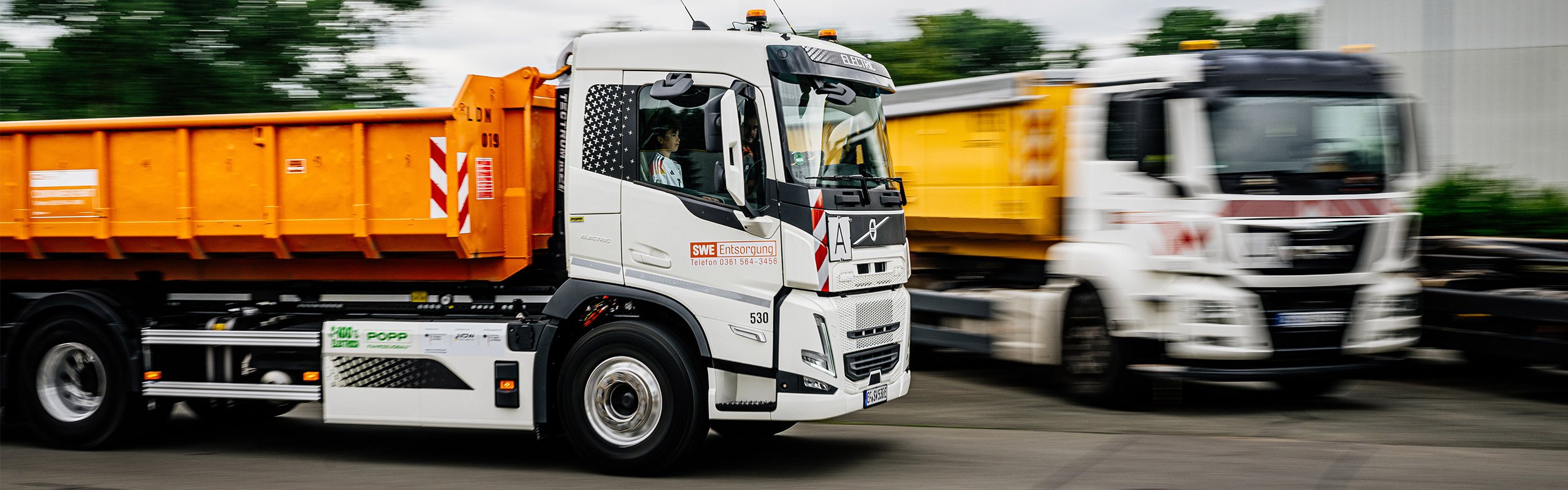 Ein Volvo-Elektro-LKW der Stadtwerke Erfurt fährt auf einer Straße