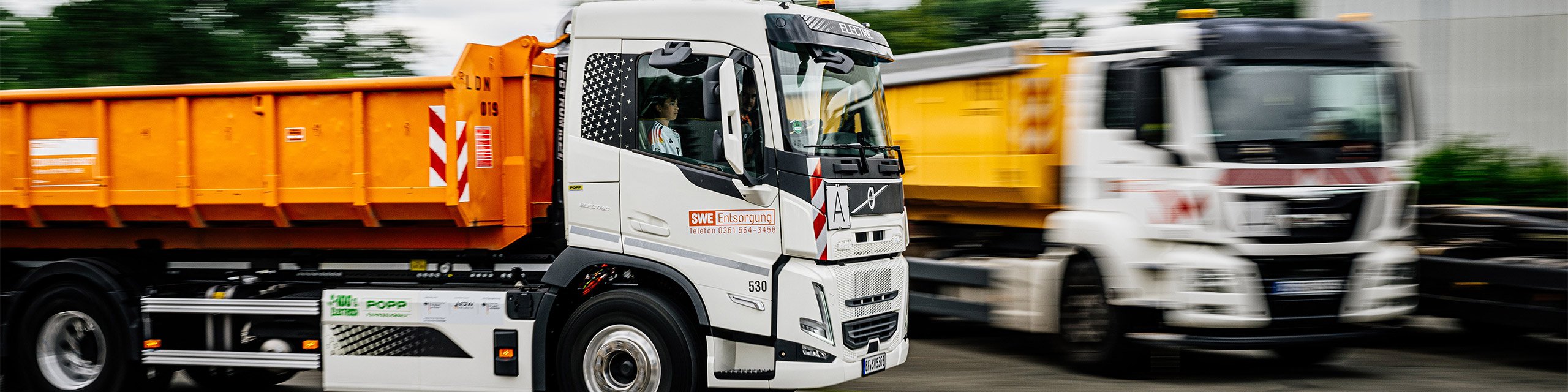 Ein Volvo-Elektro-LKW der Stadtwerke Erfurt fährt auf einer Straße