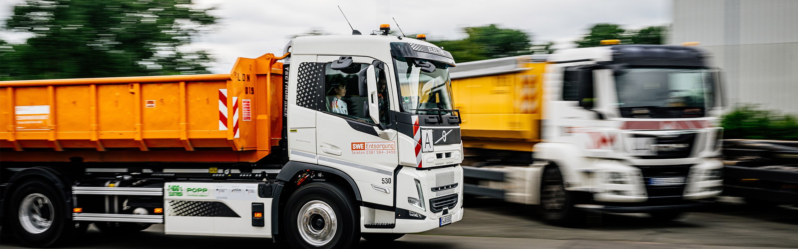 Ein Volvo-Elektro-LKW der Stadtwerke Erfurt fährt auf einer Straße