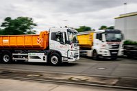 Ein Volvo-Elektro-LKW der Stadtwerke Erfurt fährt auf einer Straße