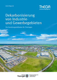 Zu sehen ist eine Dronen-Aufnahme über dem Industriegebiet Arnstadt in Thüringen. Das Wetter ist freundlich mit leichten Wolken am Himmel. Die Sonne strahlt. 