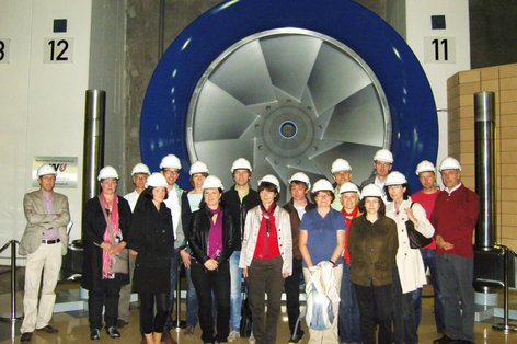 Zu Beginn ist es eine Hauptaufgabe der ThEGA, zu klären, mit welchen Technologien und an welchen Standorten sich Thüringen künftig mit Energie versorgen kann. Pumpspeicher – hier eine Exkursion nach Goldisthal –  spielen damals eine entscheidende Rolle.