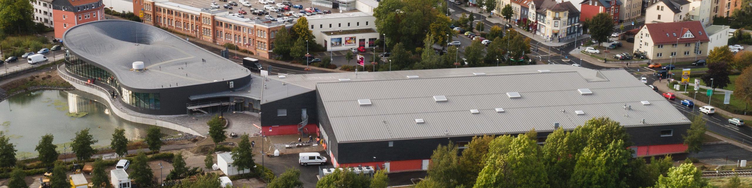 Blick von oben auf die Schwimmhalle und die benachbarte Eishalle in Ilmenau