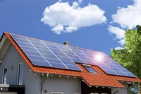 Sonne spiegelt sich auf der Solaranalge auf dem Dach eines Einfamilienhauses