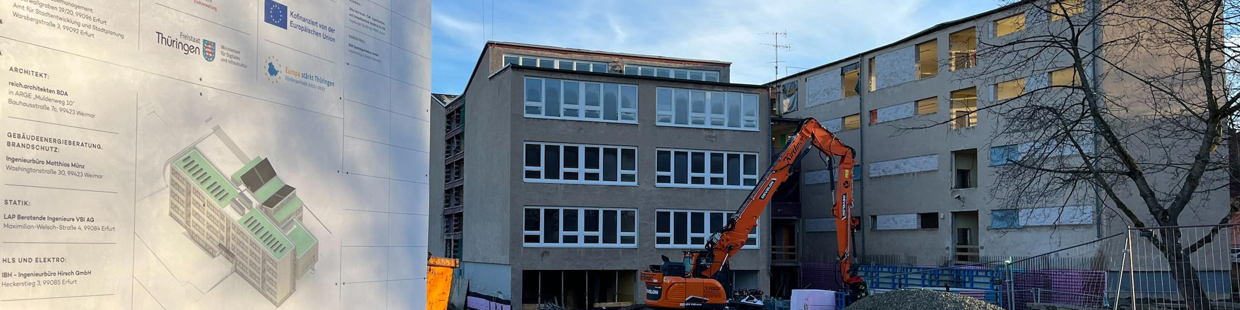 Baufällige Schule in Erfurt mit Bagger und Bauplakat Schulgebäude mit Bagger und Baustellenplakat