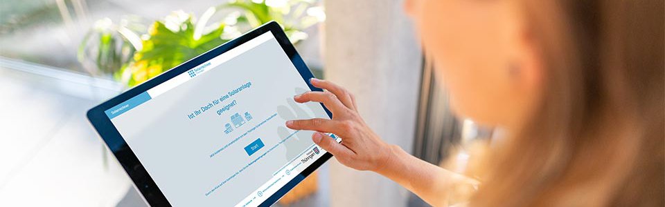 Frau nutzt Solarrechner auf Tablet Eine Frau nutzt den Thüringer Solarrechner auf einem Tablet