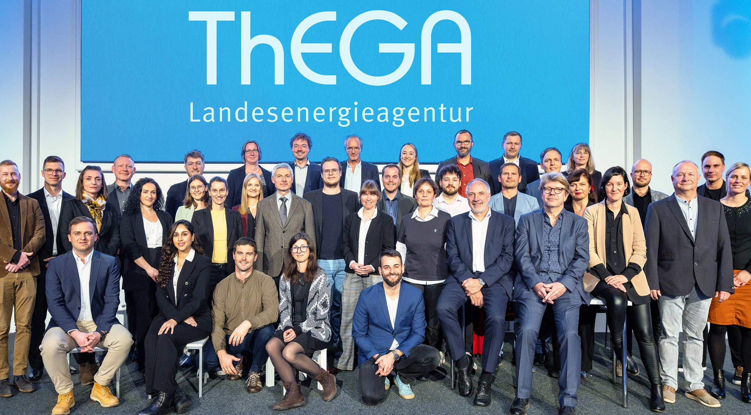 Gruppenbild der ThEGA-Mitarbeitenden auf einer Bühne