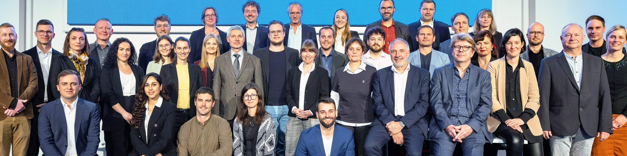 Gruppenbild der ThEGA-Mitarbeitenden auf einer Bühne