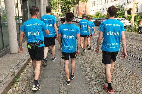 Wir machen auch abseits unserer Büros eine gute Figur – zum Beispiel beim Thüringer Unternehmenslauf RUN 2019. Das Bild zeigt uns nicht beim Laufen, sondern auf dem Weg zum Startpunkt. ;-)