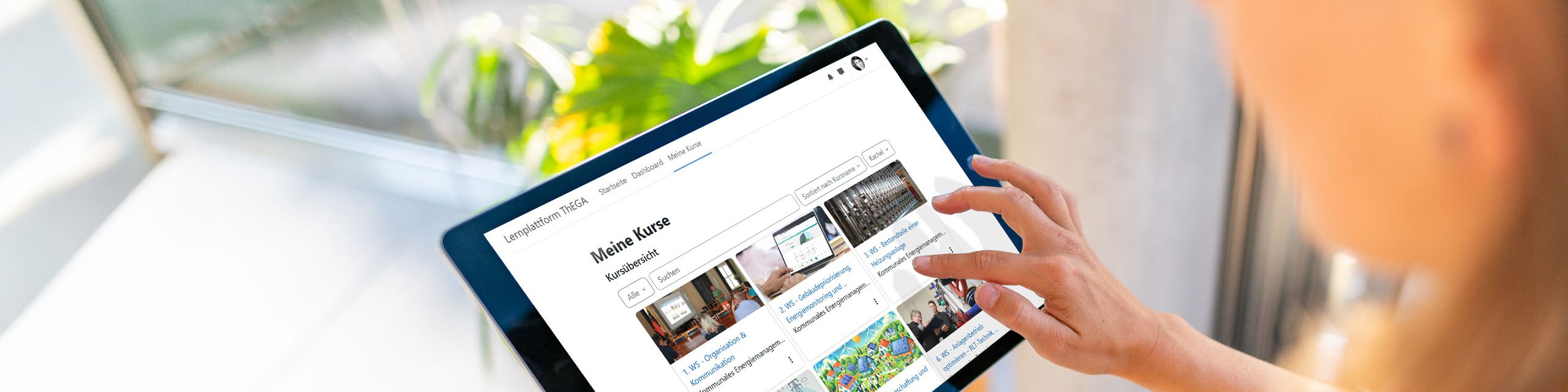 Lernplattform der ThEGA Eine Frau bedient ein Tablet. Geöffnet ist die Lernplattform Webseite der ThEGA GmbH.