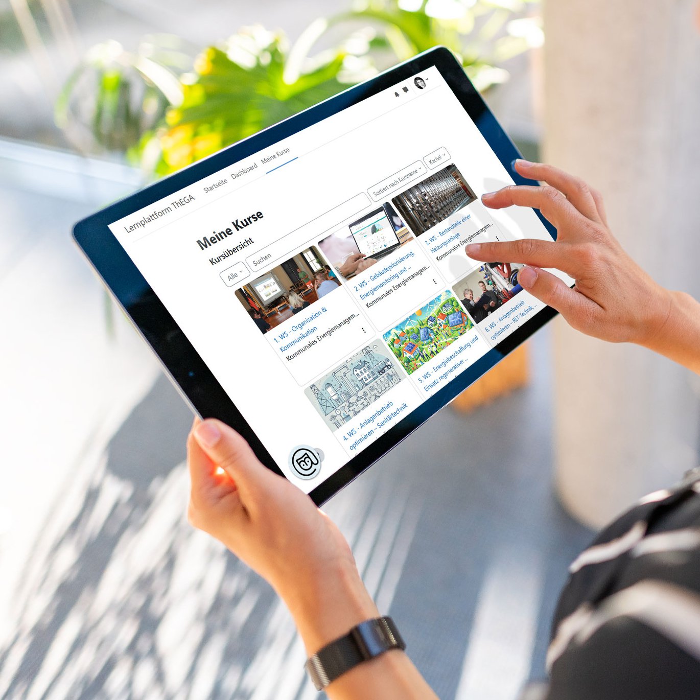 Lernplattform der ThEGA Eine Frau bedient ein Tablet. Geöffnet ist die Lernplattform Webseite der ThEGA GmbH.