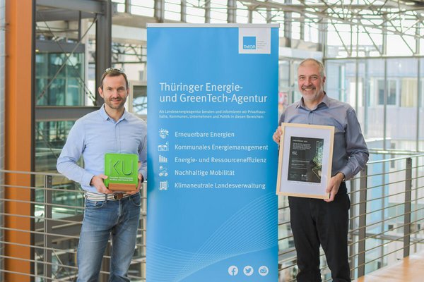 Preisträger Innovationspreis Klima und Umwelt - Projektleiter Frank Kuhlmey und ThEGA-Geschäftsführer Prof. Dieter Sell mit Pokal (v.l.)
