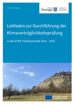 EFRE Leitfaden Klimaverträglichkeitsprüfung Das Cover zeigt eine Obstwiese im Jenaer Land. Darüber ein großer blauer Kasten mit dem Titel des Leitfaden