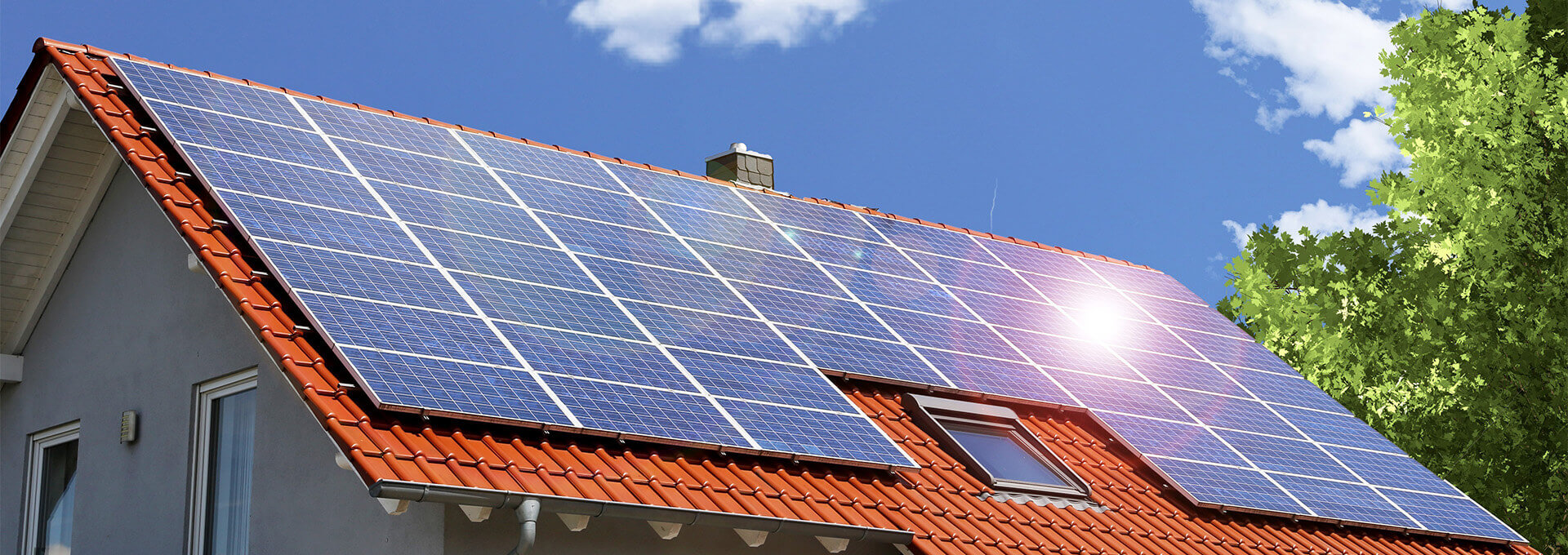 Photovoltaik-Anlage auf einem Hausdach an einem sonnigem Tag