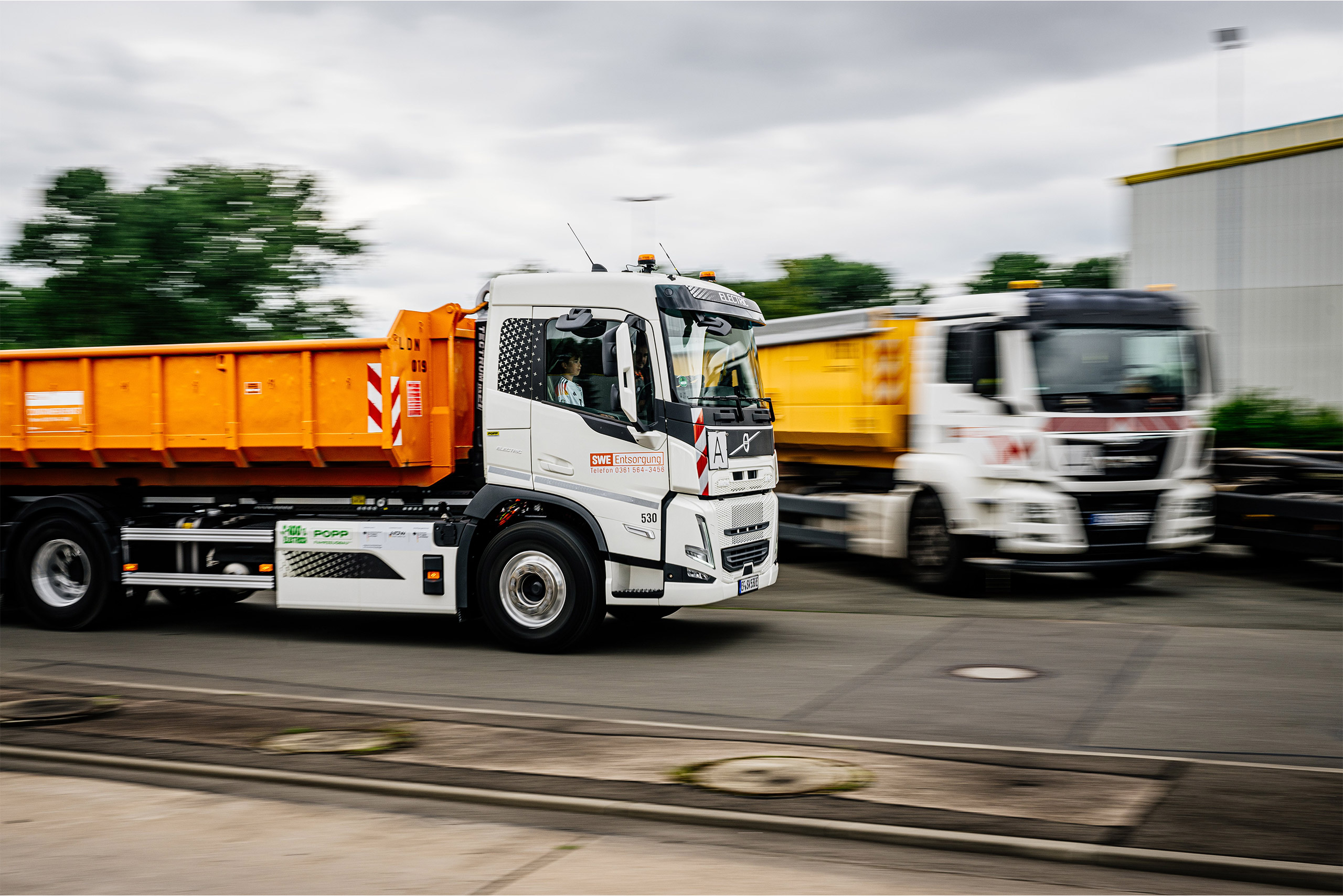 Ein Volvo-Elektro-LKW der Stadtwerke Erfurt fährt auf einer Straße