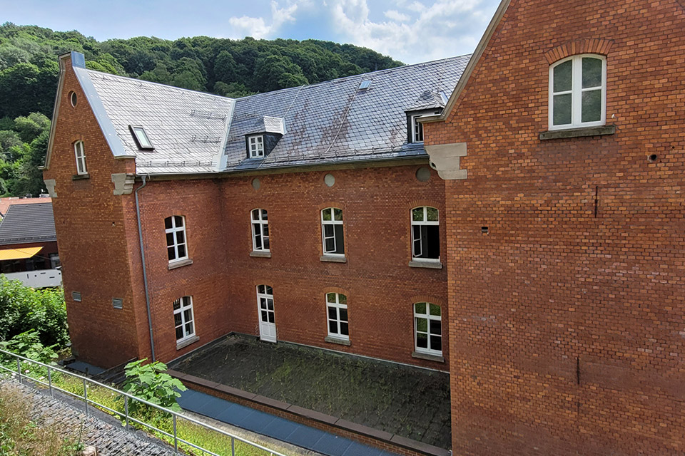 Rückseite des Amtsgerichts Sonneberg Blick auf die Backsteinfassade der Rückseite des Amtsgerichts in Sonneberg