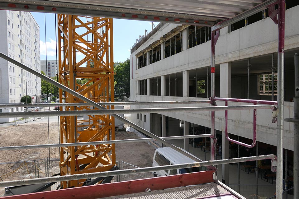 Baugerüst und Kran auf der Baustelle Bildungscampus Gera Lusan
